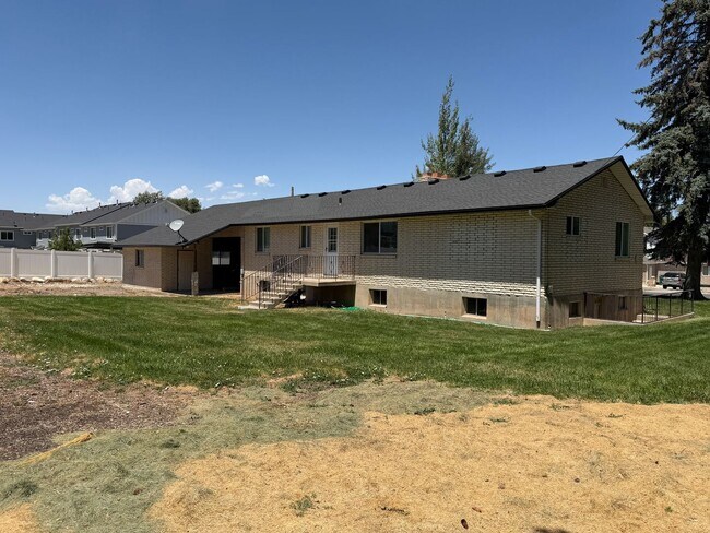 Building Photo - Beautifully Remodeled 3-Bedroom Home with Large Backyard, RV Parking & Modern Finishes in Santaqu...