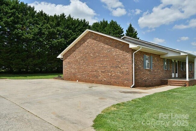 Primary Photo - 150 Glen Gar Drive Professionally Managed ...