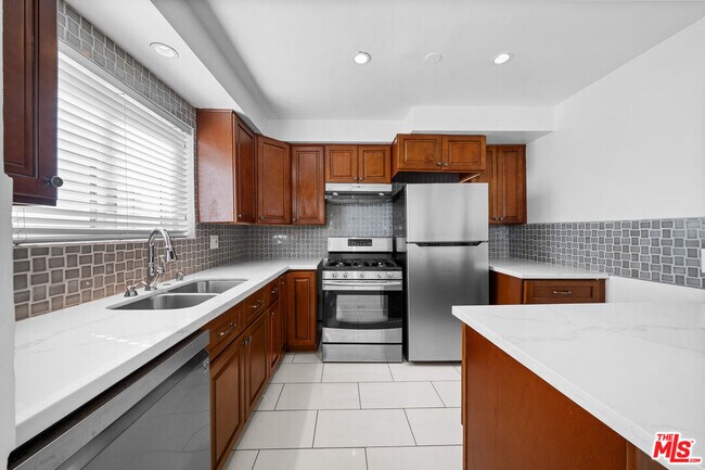 Building Photo - 148 S Reeves Dr