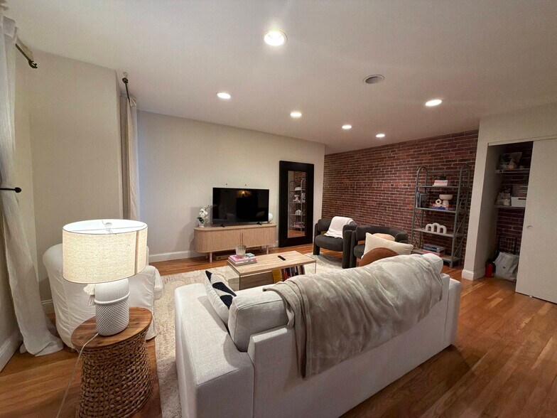 Building Photo - 78 Gainsborough St