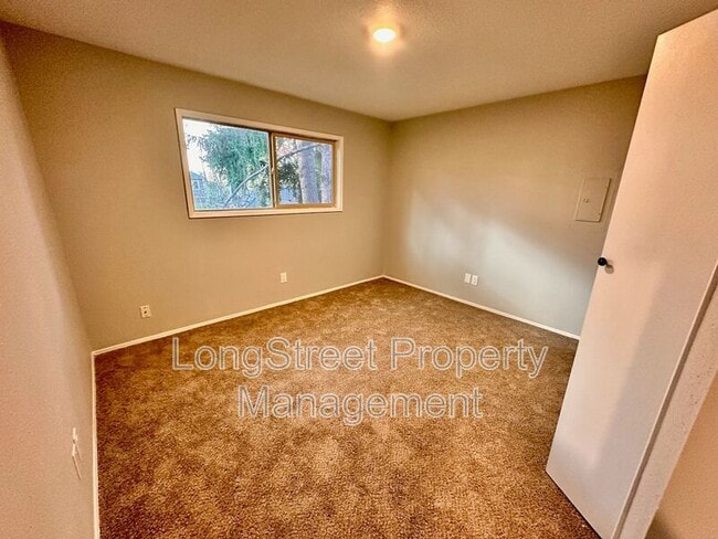 Building Photo - 127 SE 30th Pl