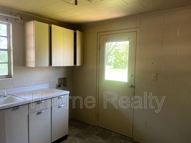 Building Photo - 521 Magnolia Dr