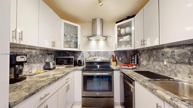 Building Photo - 3625 N Country Club Dr