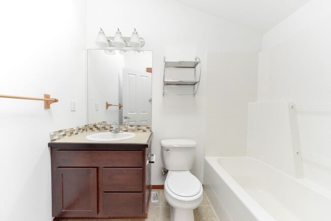 Building Photo - Nice 3 beds / 3.5 baths Townhouse in Green...