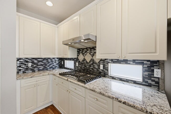 Building Photo - Spectacular Stonegate Living! Gorgeous 3-Bed Corner Finished Basement, Wet Bar, and Custom Marble...