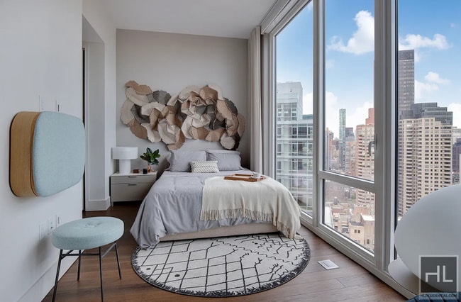 Building Photo - 222 E 44th St