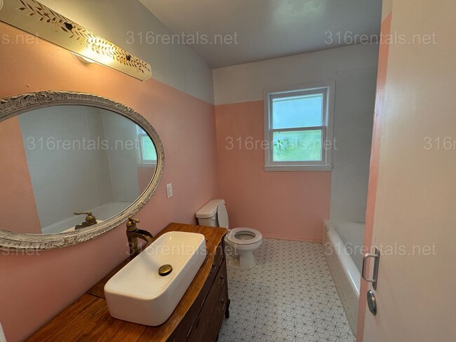 Building Photo - $875 - Beautiful 2bed 1 bath - Single family home