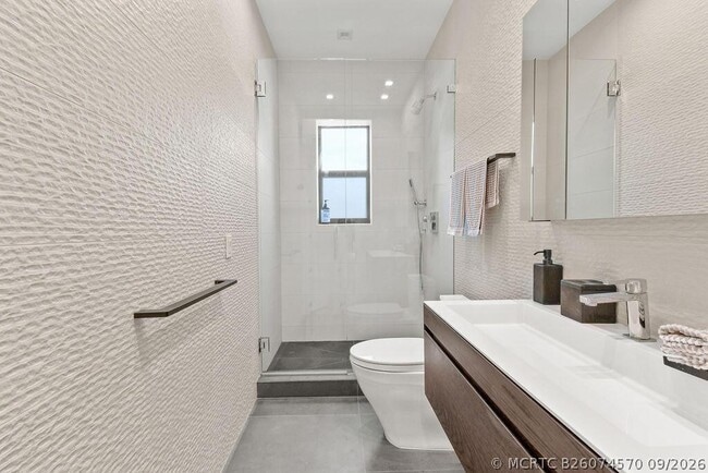 Building Photo - 226 Oleander Ave