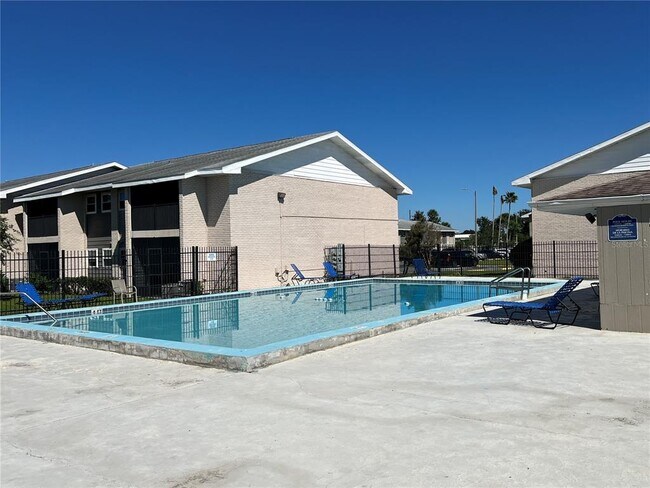 Building Photo - 851 Sky Lake Cir