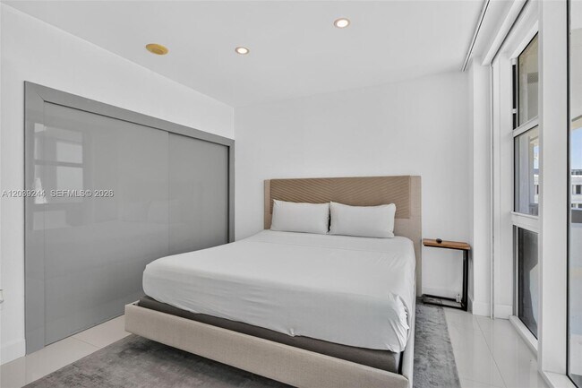 Building Photo - 10275 Collins Ave