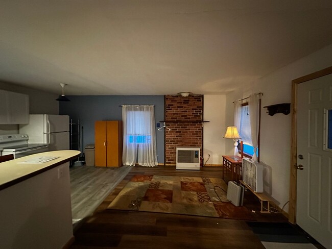 Building Photo - Private 1 Bed 1 Bath Home (Heat/Fuel and S...