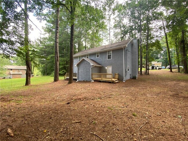 Building Photo - 2012 Oakwood Dr