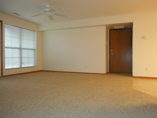 Building Photo - 6601 Creekside Dr NE