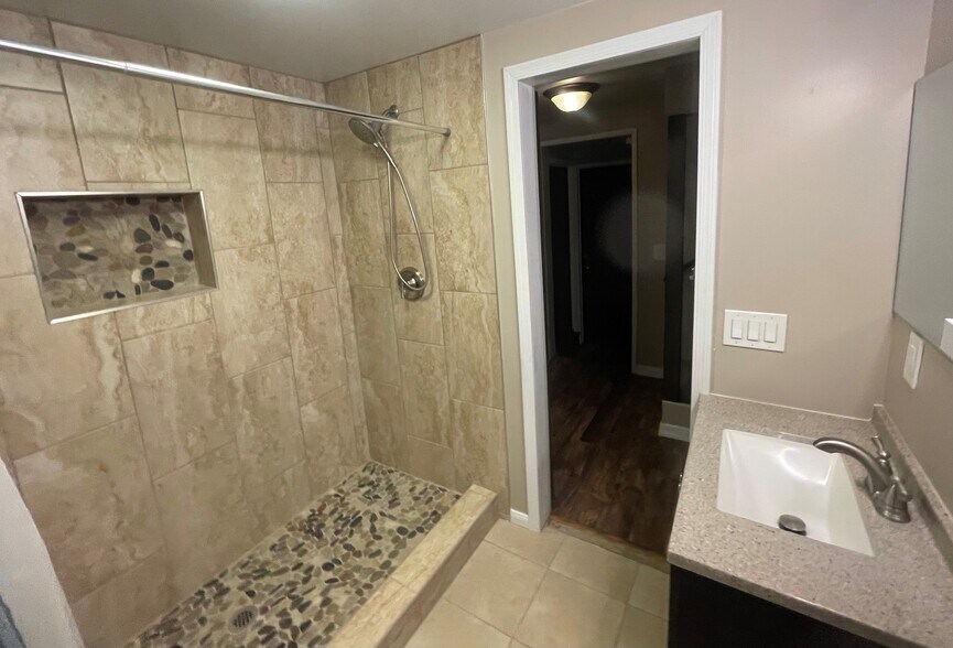 Building Photo - 1097 Club View Dr