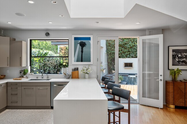 Building Photo - 8735 Dorrington Ave