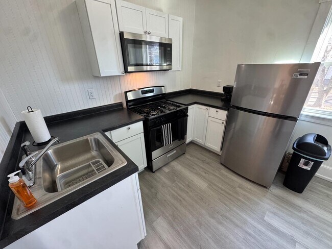 Building Photo - 504 N Roosevelt Ave