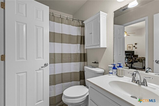 Building Photo - 606 Lantana St