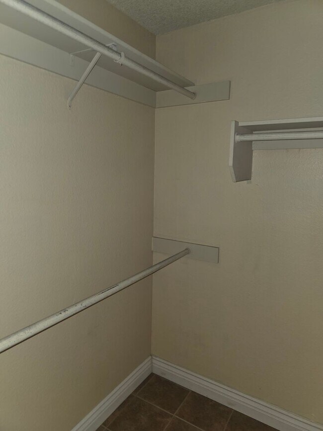 Building Photo - Beautiful 4 bed/ 3 bath POOL Home For Rent