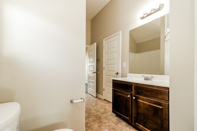 Building Photo - 2750 Huntcliffe Dr
