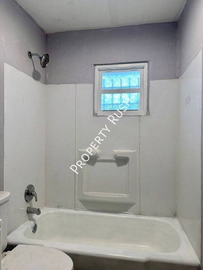 Building Photo - 708 W 47th St