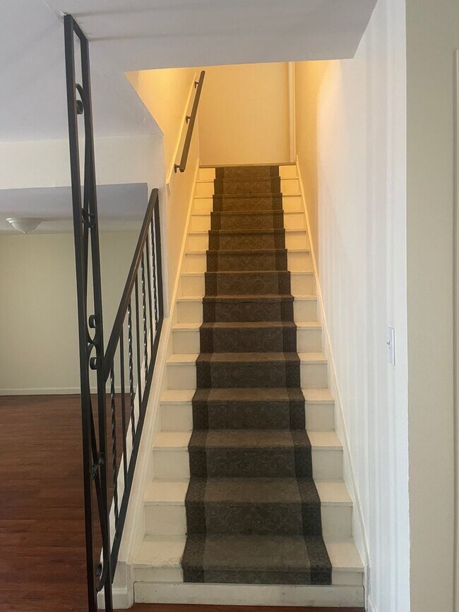 Building Photo - 3 Bed 2.5 Bath Pet-Friendly Retreat by The...