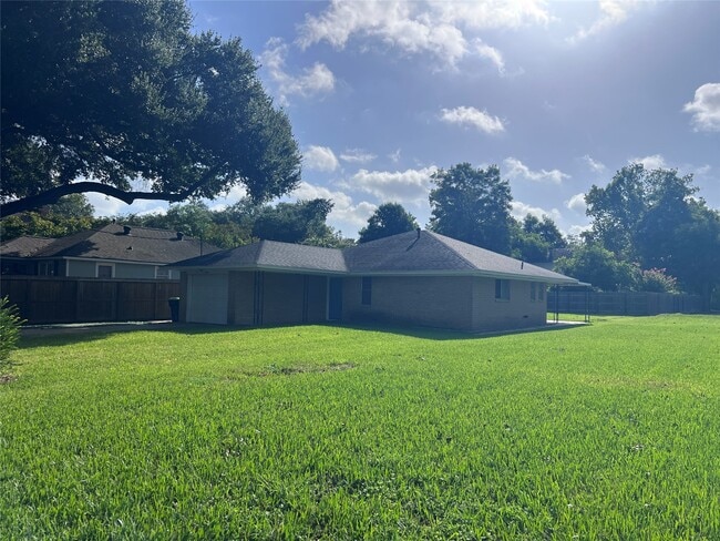 Building Photo - 626 N Resident St
