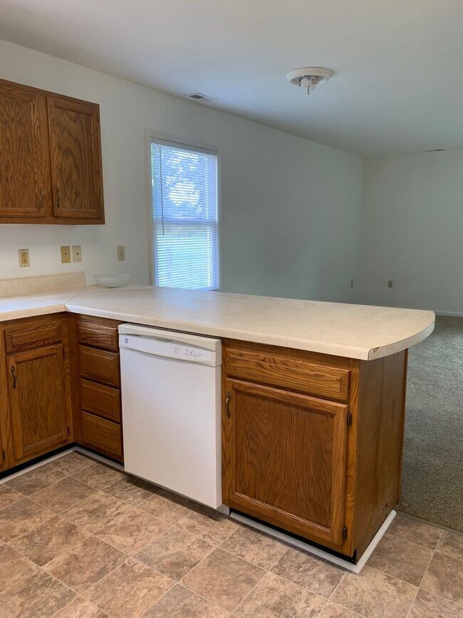Building Photo - 3 Bedroom 2.5 Bath Duplex