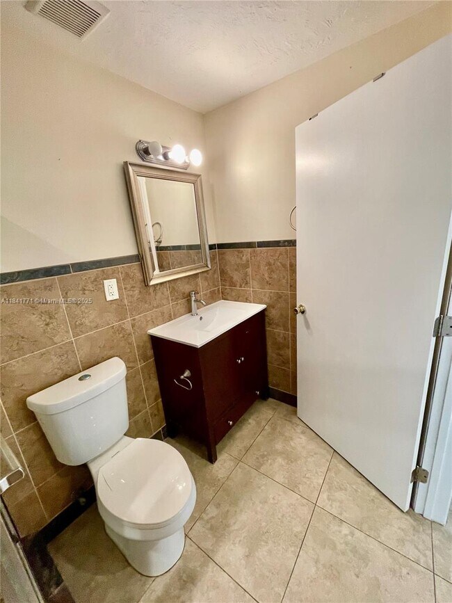 Building Photo - 4430 W Broward Blvd