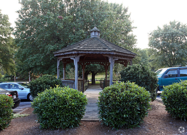 Primary Photo - Oak Forest Apartments