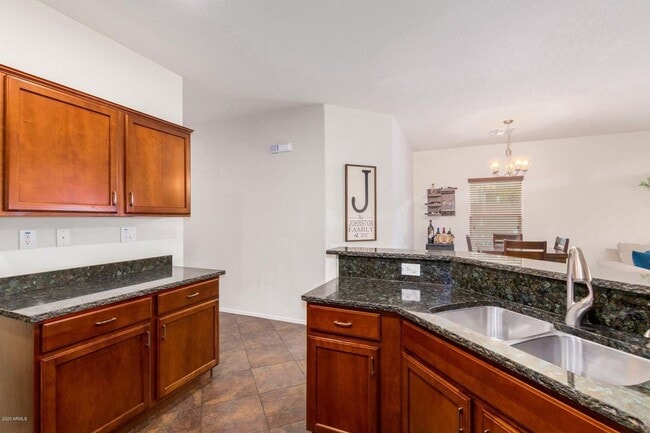 Building Photo - Gorgeous 3bed/2bath single level home in North Peoria!! Best Schools !!