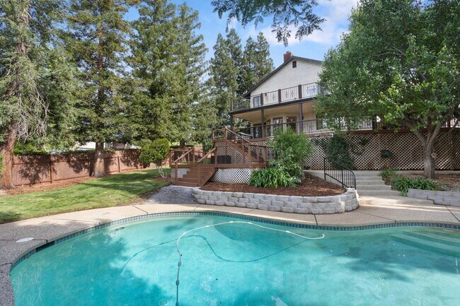 Building Photo - Gorgeous Executive Level Home 4 beds 3 baths close to hospitals and courthouse