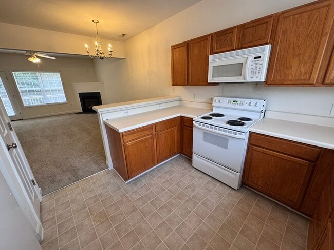 Building Photo - HUGE 3 Bed 3.5 Bath 3 Story Town Home, AVA...
