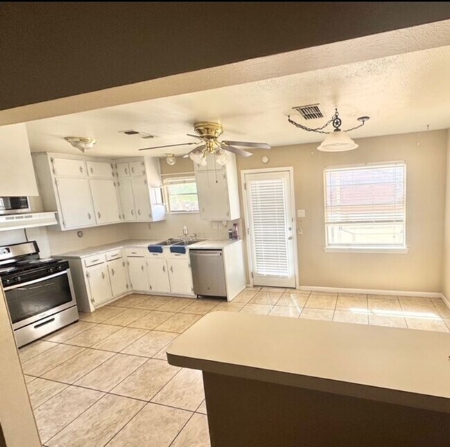 Building Photo - 2 Bed 2 Bath Ready To Move In ASAP!