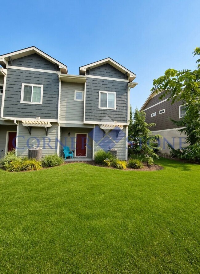 Building Photo - Charming Townhouse Close To The Village!