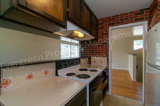 Building Photo - 1916 Larkspur Dr
