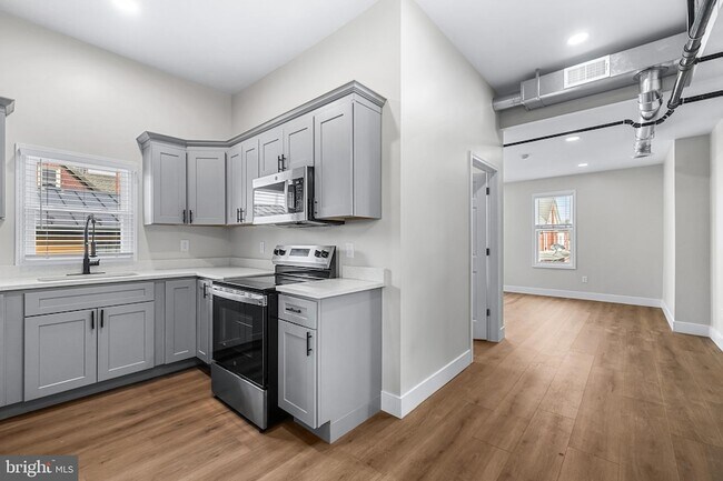 Building Photo - 320 W King St