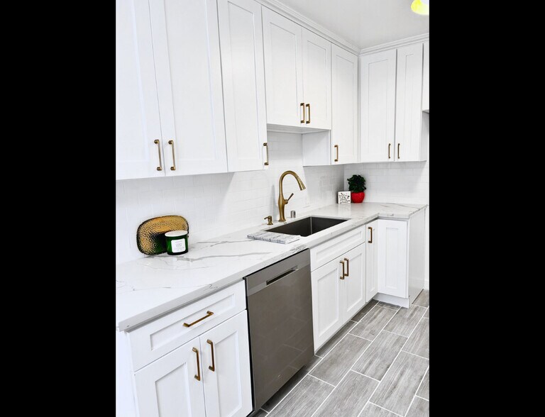 Building Photo - Spacious 1 & 2 Bedroom Apartments