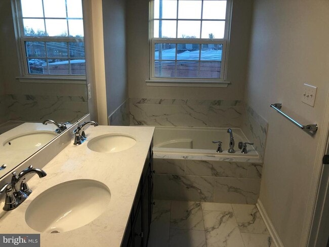 Building Photo - 111 Almond Dr