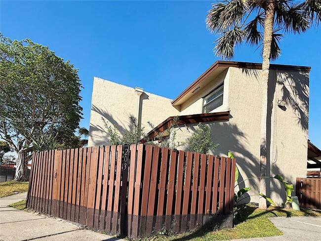 Building Photo - 10231 Fontainebleau Blvd