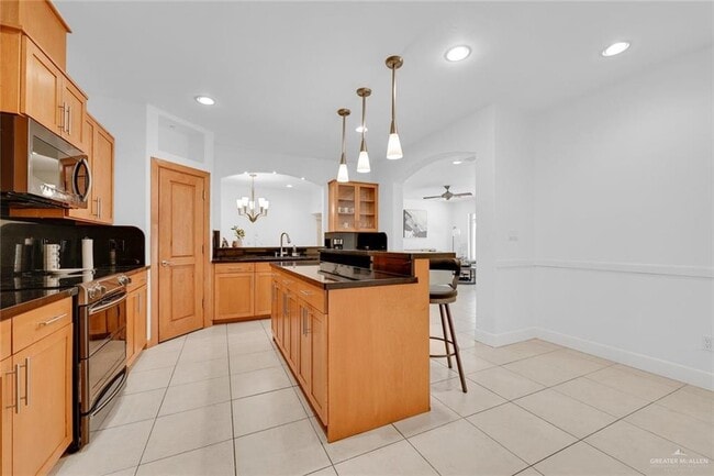 Building Photo - 21 E Thornhill Ave