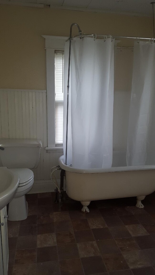 Building Photo - 1122 Wellington St