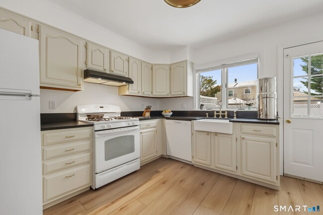 Building Photo - 19 Windy Knolls