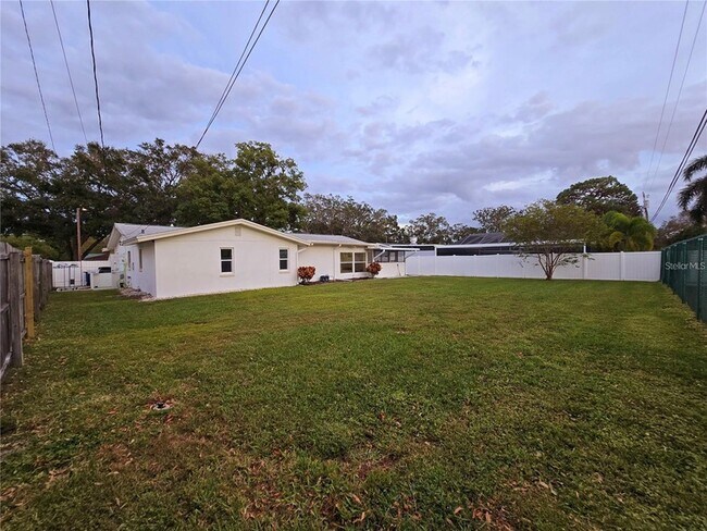 Building Photo - 1028 Chinaberry Rd