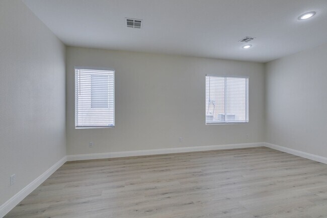 Building Photo - Charming 4 Bedroom, 3 Bathroom Home Near S...