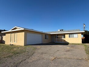 Building Photo - Spacious 3 Bedroom 2 Bathroom House For Rent