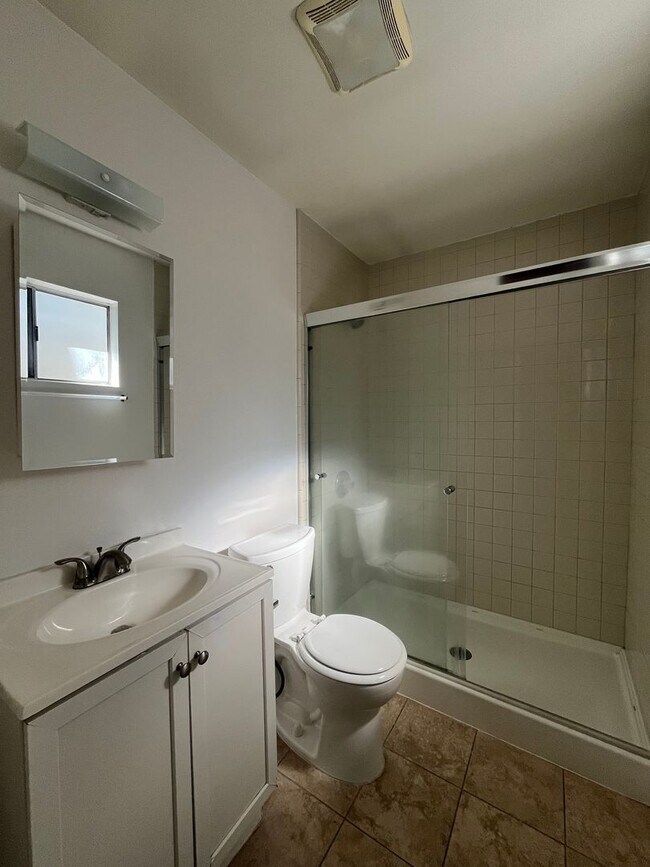 Building Photo - Beautiful 3-Bedroom, 2-Bath Home with Gara...