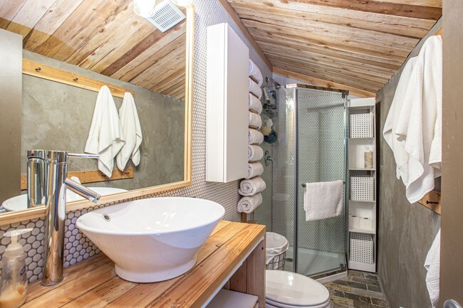 Building Photo - Adorable Mountain Cabin available for a Wi...