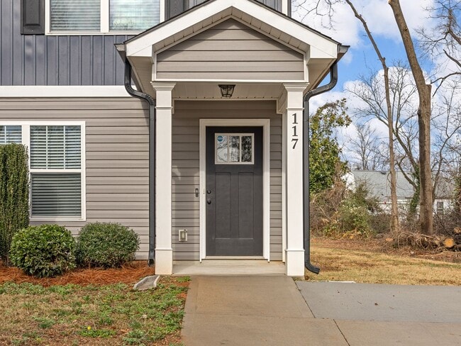 Building Photo - Charming two bedroom two and a half bathroom ready for you to call home!