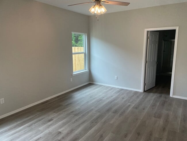 Building Photo - 409 Genesis Dr