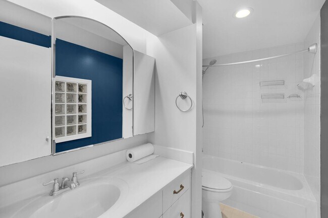 Building Photo - Spacious 1 Bedroom unit in Adams Morgan area